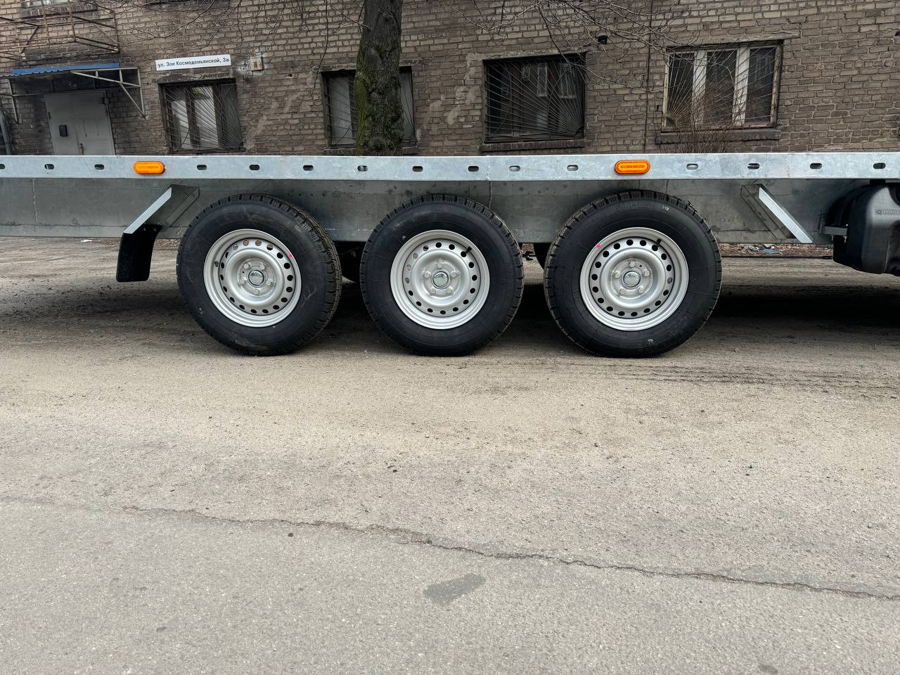 Причіп для перевезення авто, Евакуатор. 3 вісі! 6000х2100 2700кг (Транспортер Авто А76016)